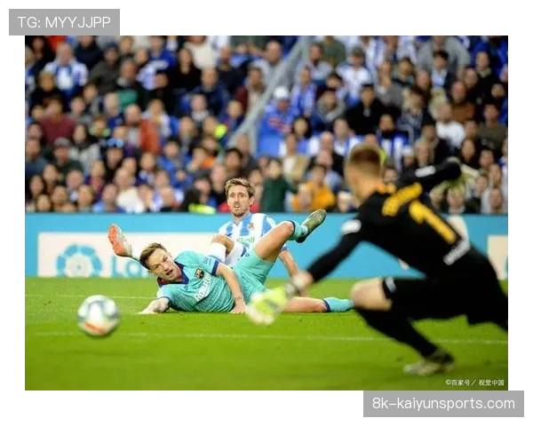 特写:任意球专家佩雷拉在训练后加练50次弧线球 特写:任意球专家佩雷拉在训练后加练50次弧线球